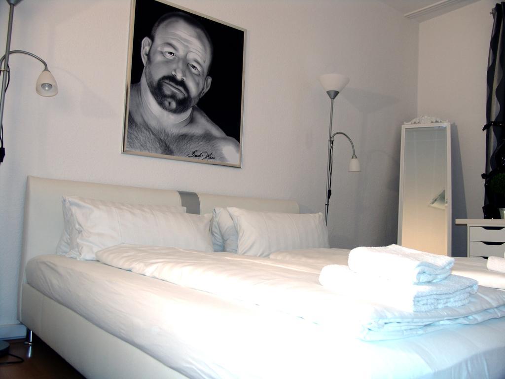 BANANAS BERLIN GAY GUESTHOUSE MEN ONLY BERLIN - ACCOMMODATION FROM €65